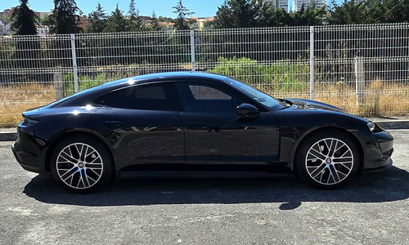 Porsche Taycan...