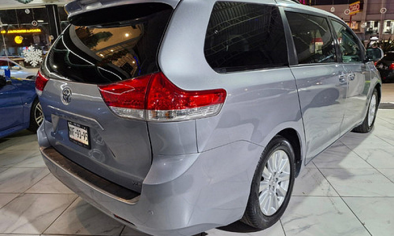 Toyota  Sienna  2013...