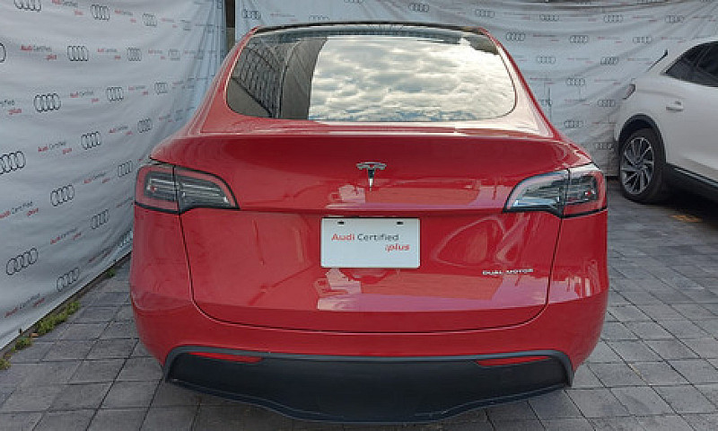 Tesla Model Y 2023...