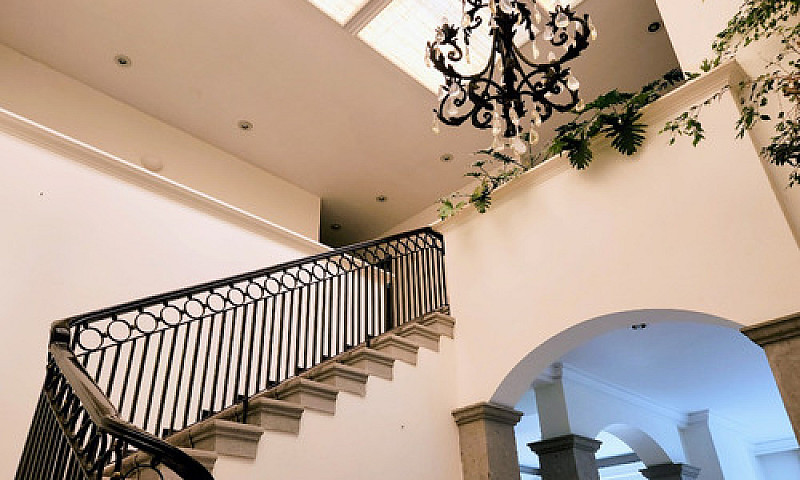 Majestuosa Casa Fami...