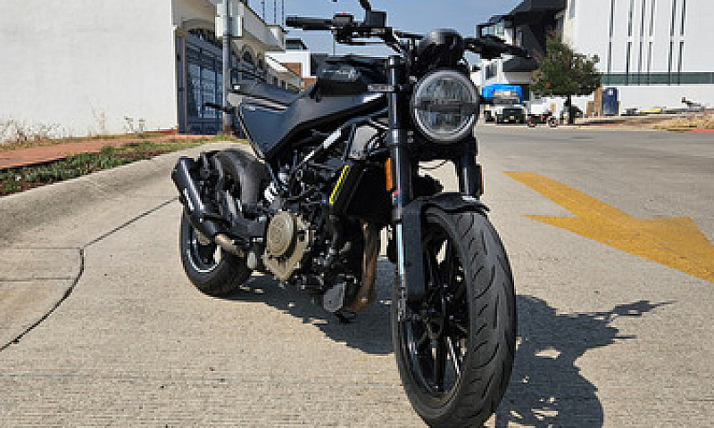 Motocicleta Husqvarn...