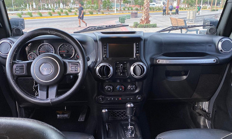 Jeep Wrangler Sahara...
