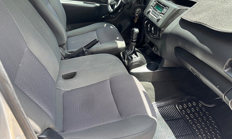 Nissan Np300 2.5 Est...