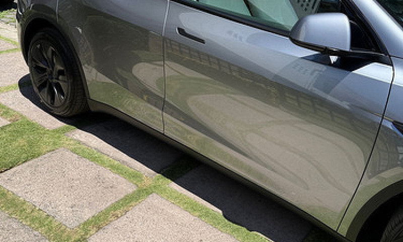 Tesla Model Y 0.0 Lo...