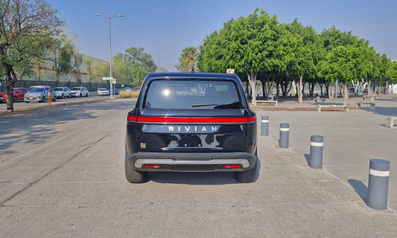 Rivian R1S 2023...