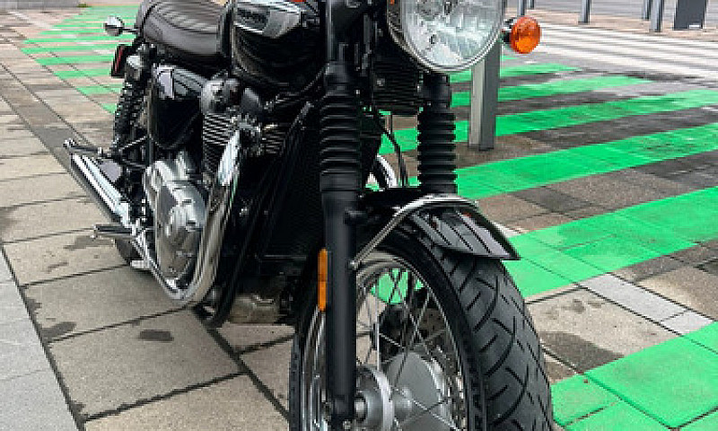 Moto Triumph Bonevil...