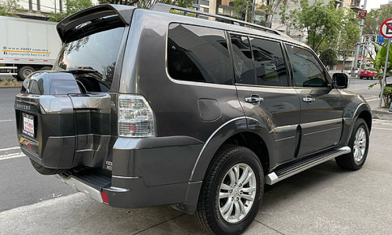 Mitsubishi Montero 2...