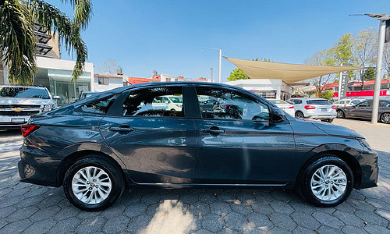 Toyota Yaris 2023...