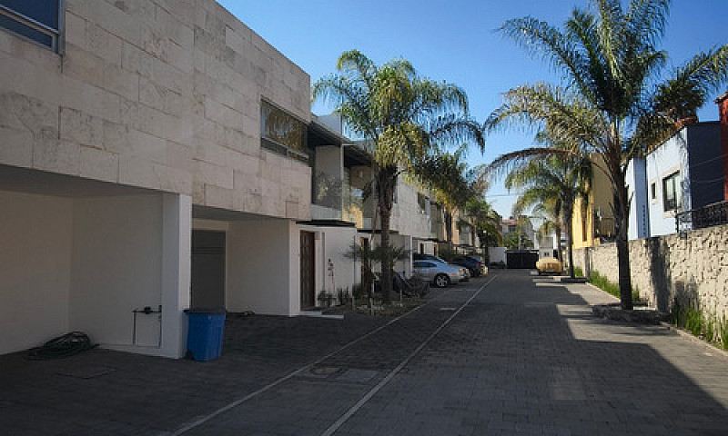 Moderna Casa En Priv...