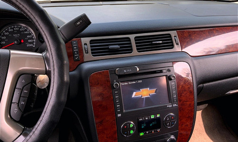 Chevrolet Suburban 2...