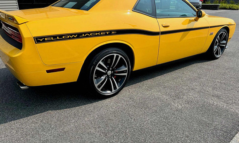 Dodge Challenger 6.4...
