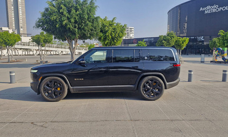 Rivian R1S 2023...