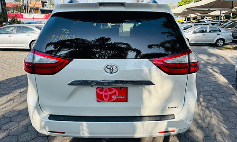 Toyota Sienna 2018...