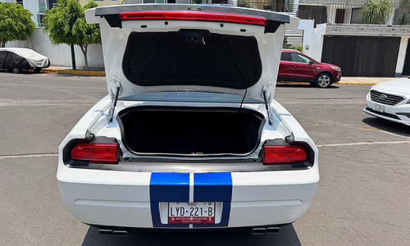 Dodge Challenger 6.4...