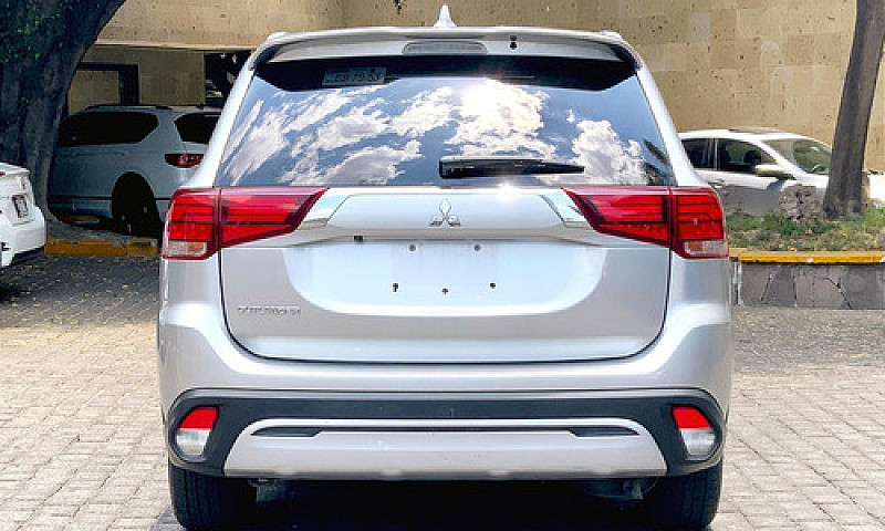 Mitsubishi Outlander...