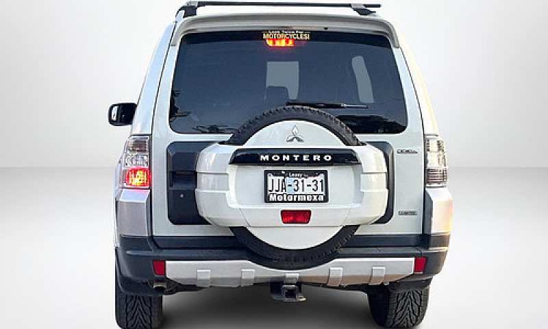 Mitsubishi Montero 2...