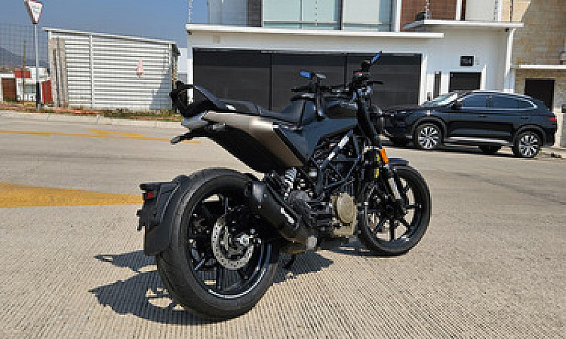 Motocicleta Husqvarn...
