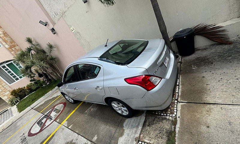 Nissan Versa 1.6 Sen...