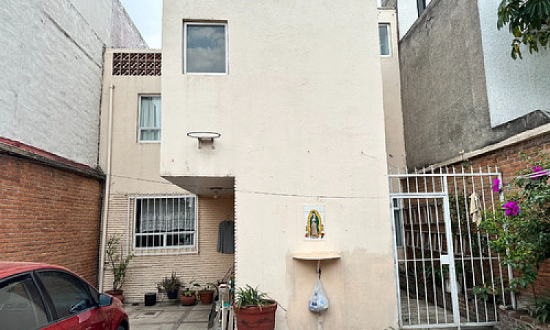 Casa En Calle Cerrad...