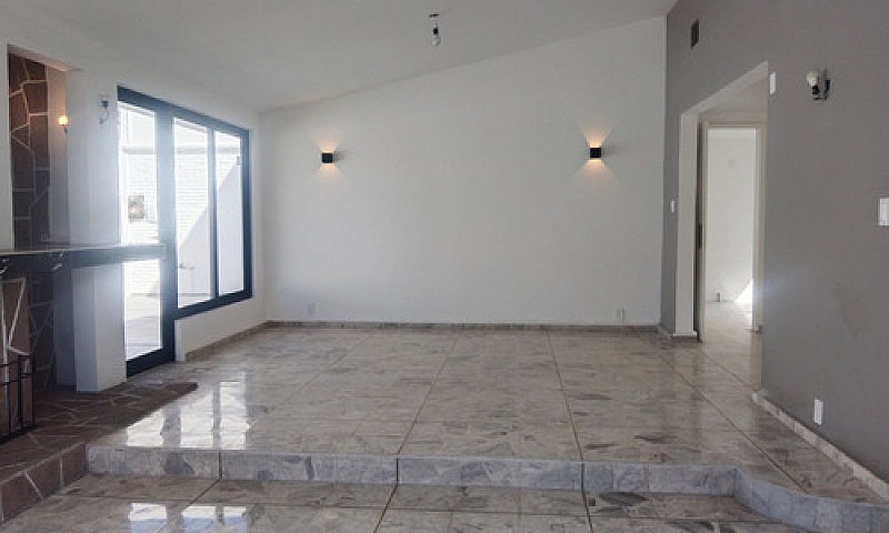 Casa Un Piso / Las A...