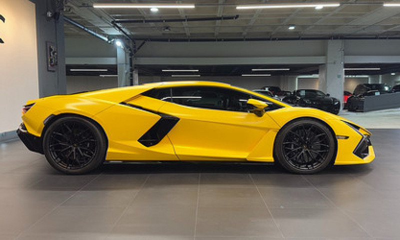 Lamborghini Revuelto...