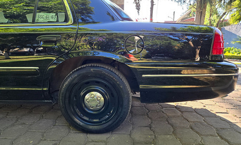Ford Crown Victoria ...