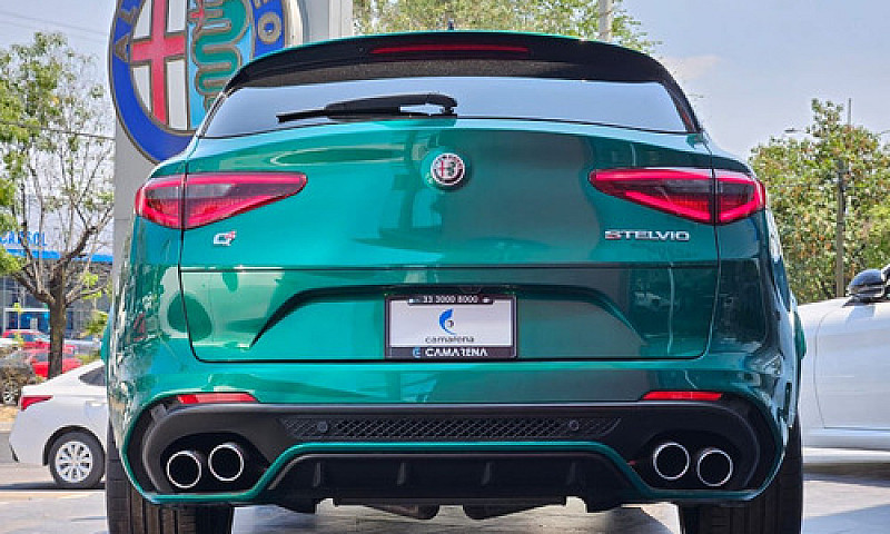 Alfa Romeo Stelvio 2...