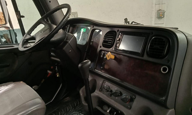 Freightliner M2 106 ...