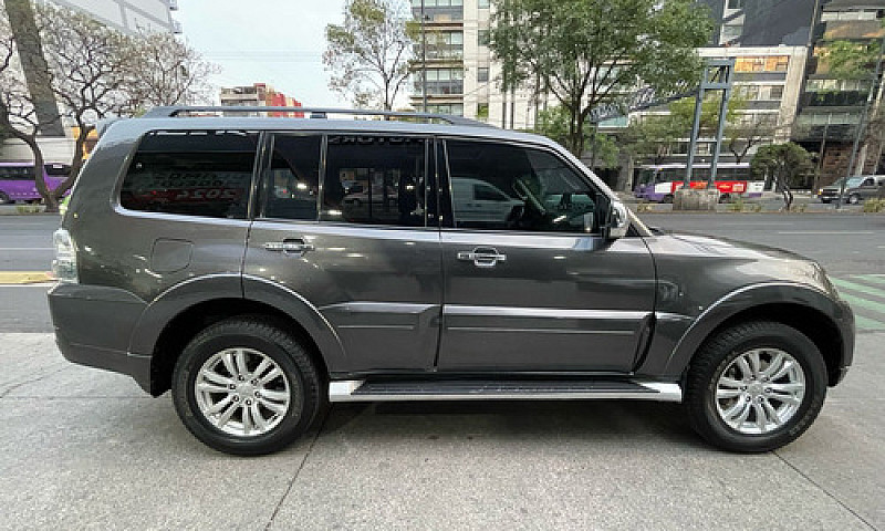 Mitsubishi Montero 2...