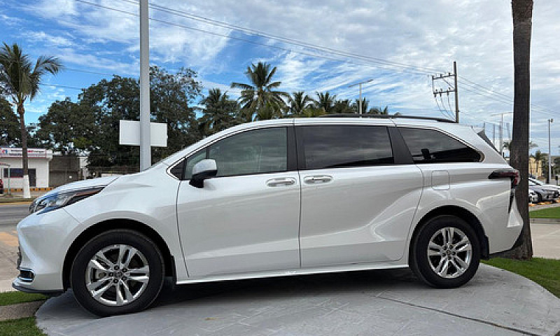 Toyota Sienna 2023...