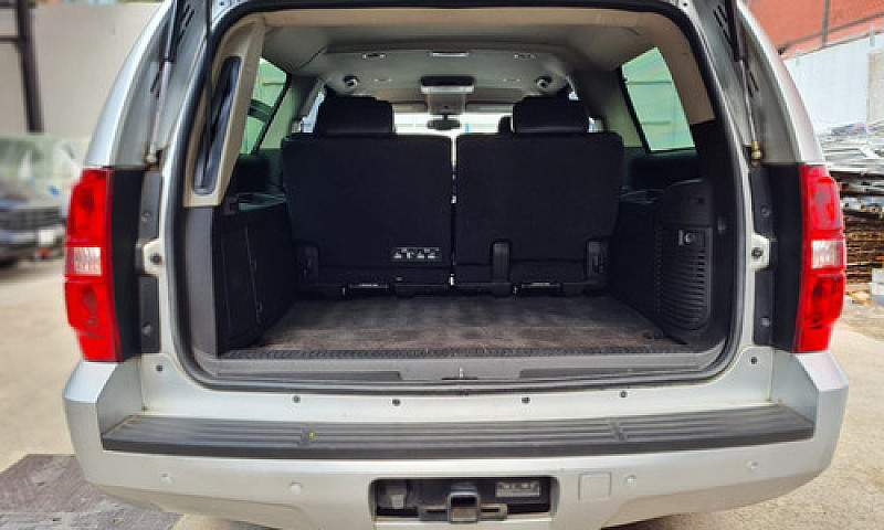 Chevrolet Suburban 2...