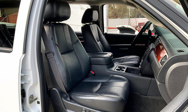 Chevrolet Suburban 2...