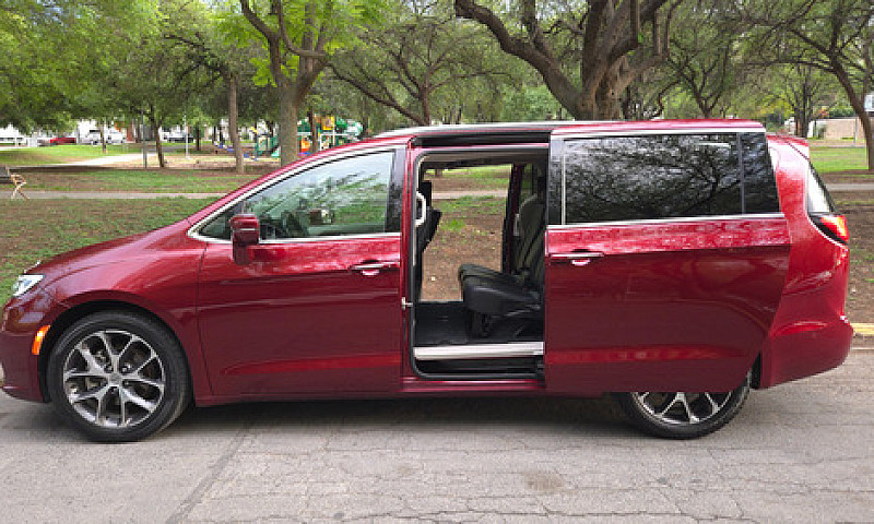 Chrysler Pacifica 3....