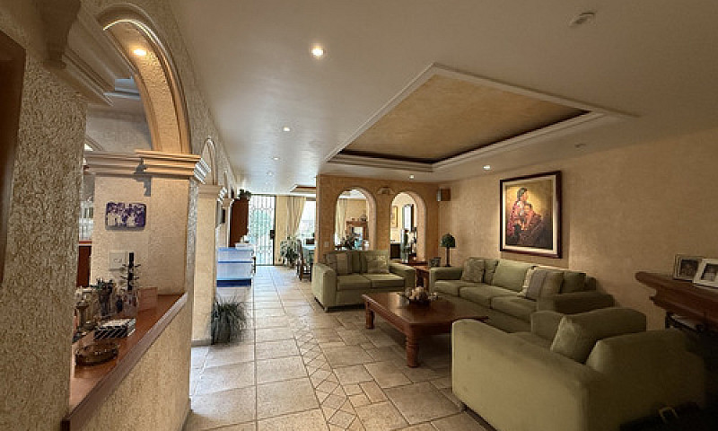 Casa Neo-Colonial En...