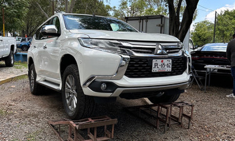 Mitsubishi Montero S...