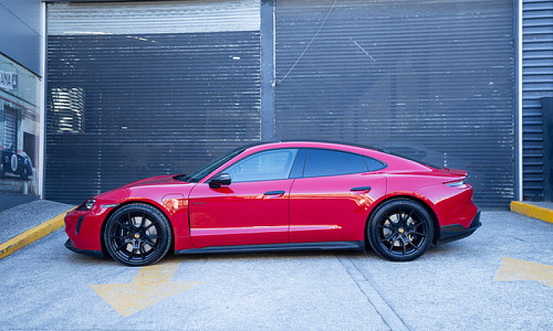 Porsche Taycan 2024...