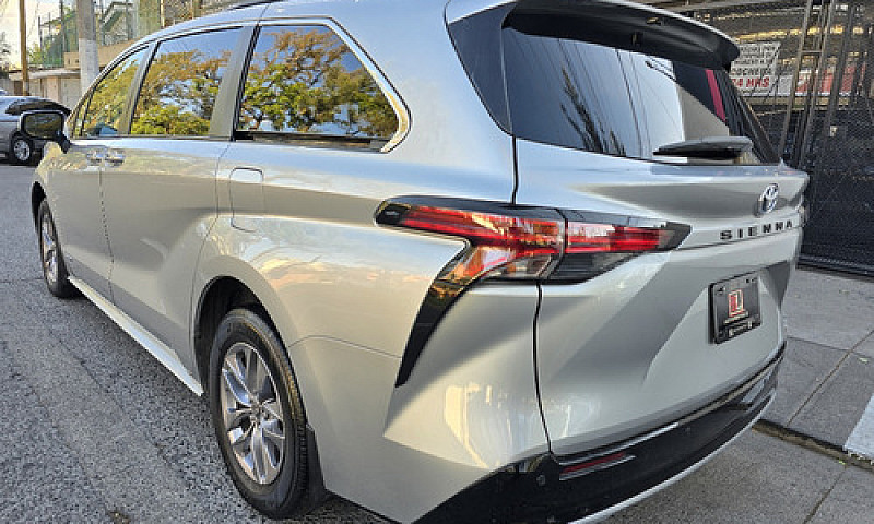 Toyota  Sienna  2021...