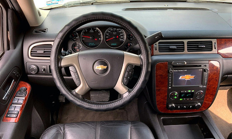 Chevrolet Suburban 2...
