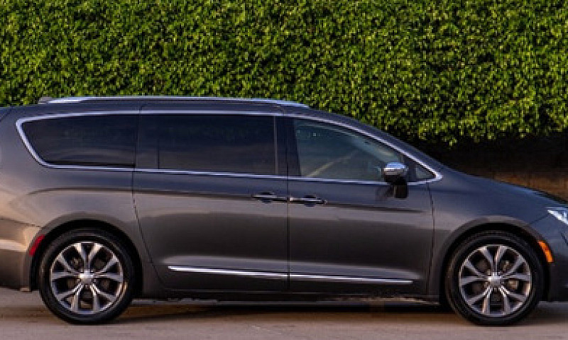 Chrysler Pacifica Pl...