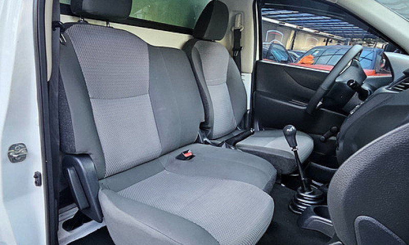 Nissan Np 300 2018...