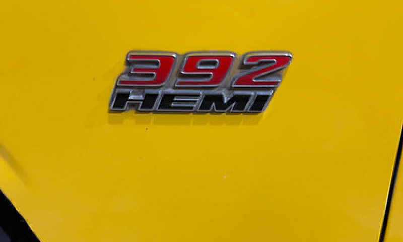 Dodge Challenger 6.4...