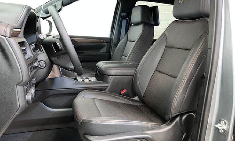 Chevrolet Suburban 2...