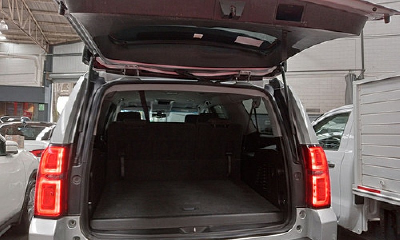 Chevrolet Suburban 2...