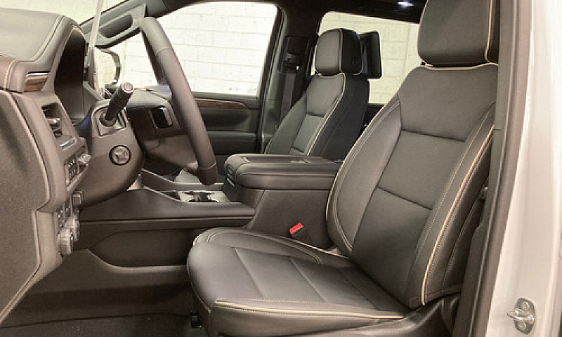Chevrolet Suburban 2...