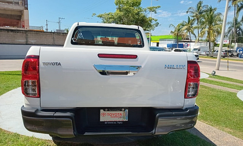 Toyota Hilux 2024...
