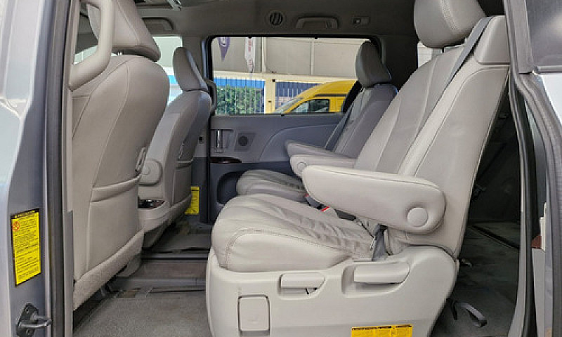 Toyota  Sienna  2013...