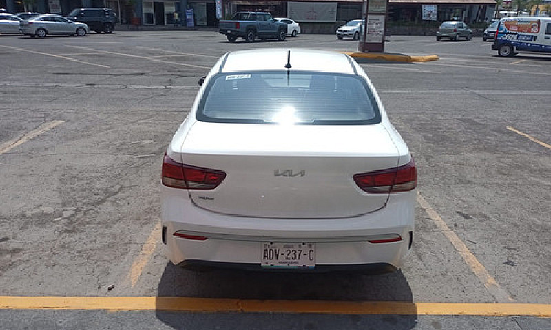 Kia Rio 1.6 L Sedan ...