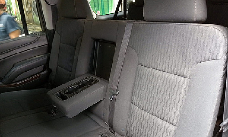 Chevrolet Suburban 2...
