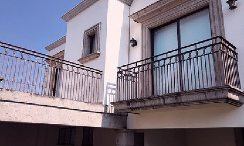 Majestuosa Casa Fami...