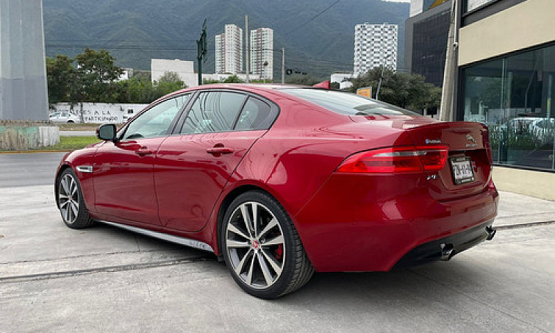 Jaguar Xe 2016...